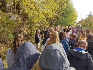 St. Olaf College students, farmers and community members visit Finca Marisol and hear from owner Reginalso Haslett-Maroquin