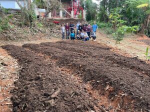 Supporting farmer Juan developing his first planting beds.