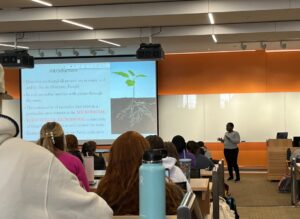 Sandra Nnadi presenting her research to UVM students at a Genetics Lecture. 