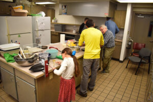 Group grinding and comparing maize textures. Photo by Gerardo Morales